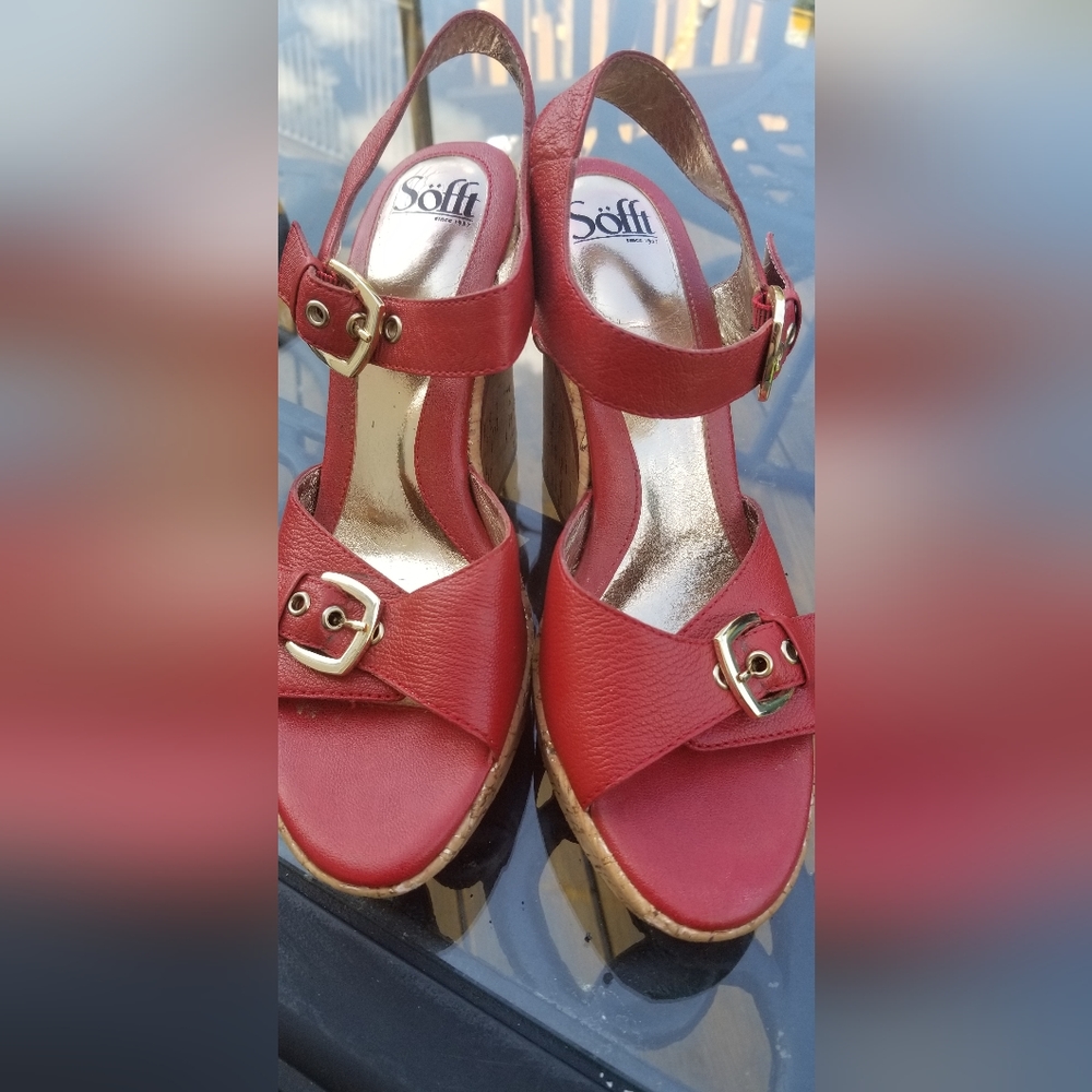 Platform comfortable sandals gold tone inside and on the cork heel